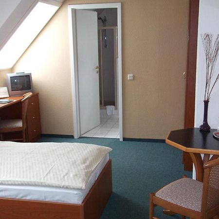 Pension & Cafe Am Kraehenberg Хале Екстериор снимка