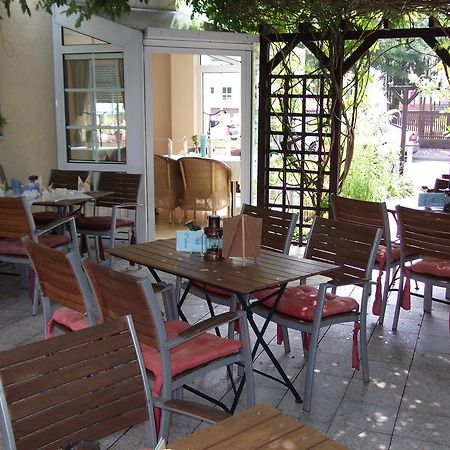 Pension & Cafe Am Kraehenberg Хале Екстериор снимка