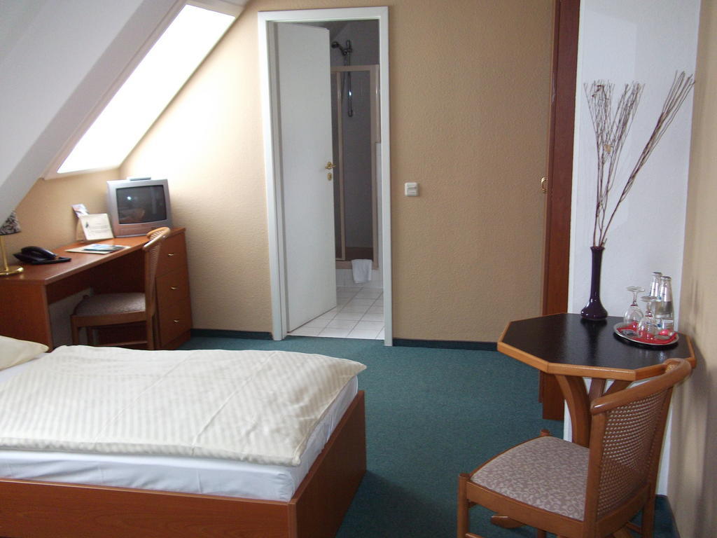 Pension & Cafe Am Kraehenberg Хале Екстериор снимка
