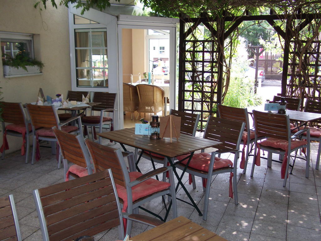 Pension & Cafe Am Kraehenberg Хале Екстериор снимка