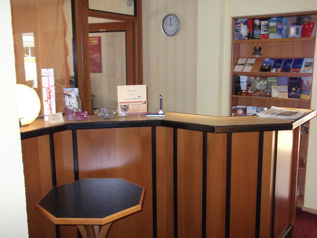 Pension & Cafe Am Kraehenberg Хале Екстериор снимка