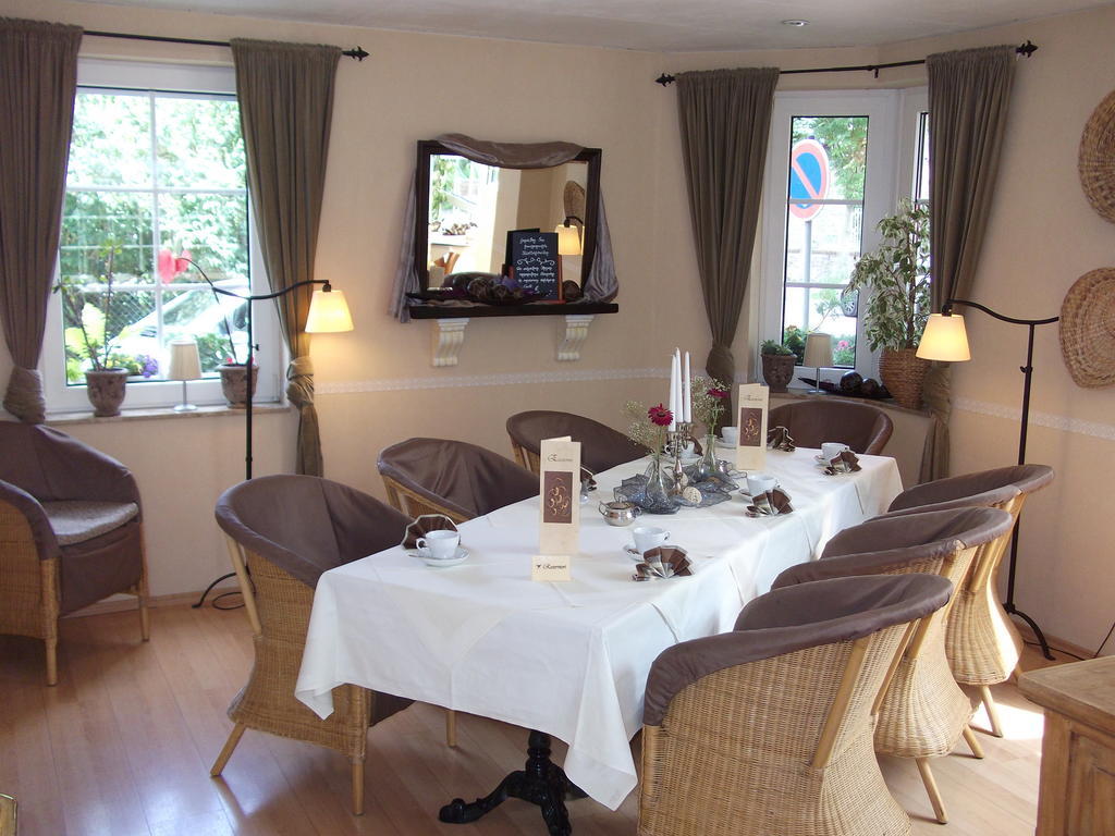 Pension & Cafe Am Kraehenberg Хале Екстериор снимка