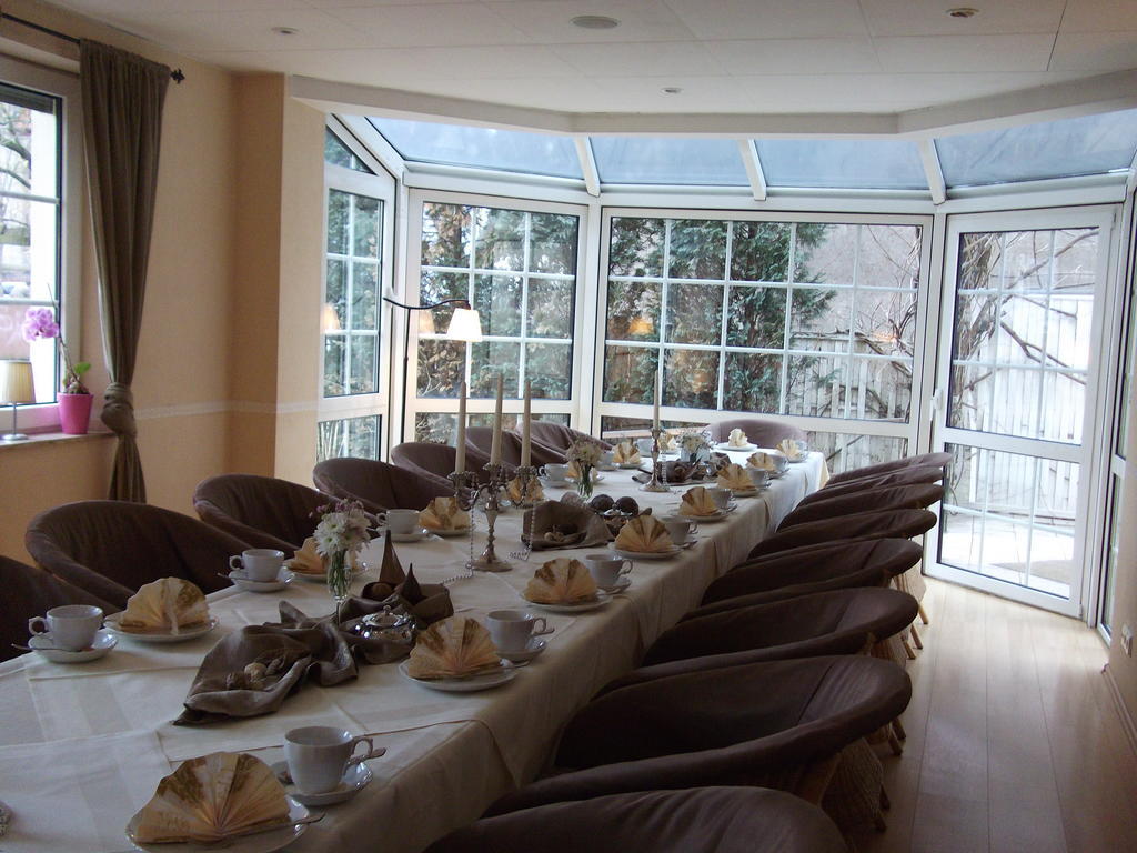 Pension & Cafe Am Kraehenberg Хале Екстериор снимка