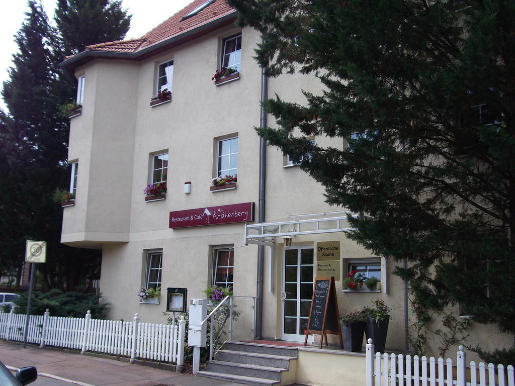 Pension & Cafe Am Kraehenberg Хале Екстериор снимка