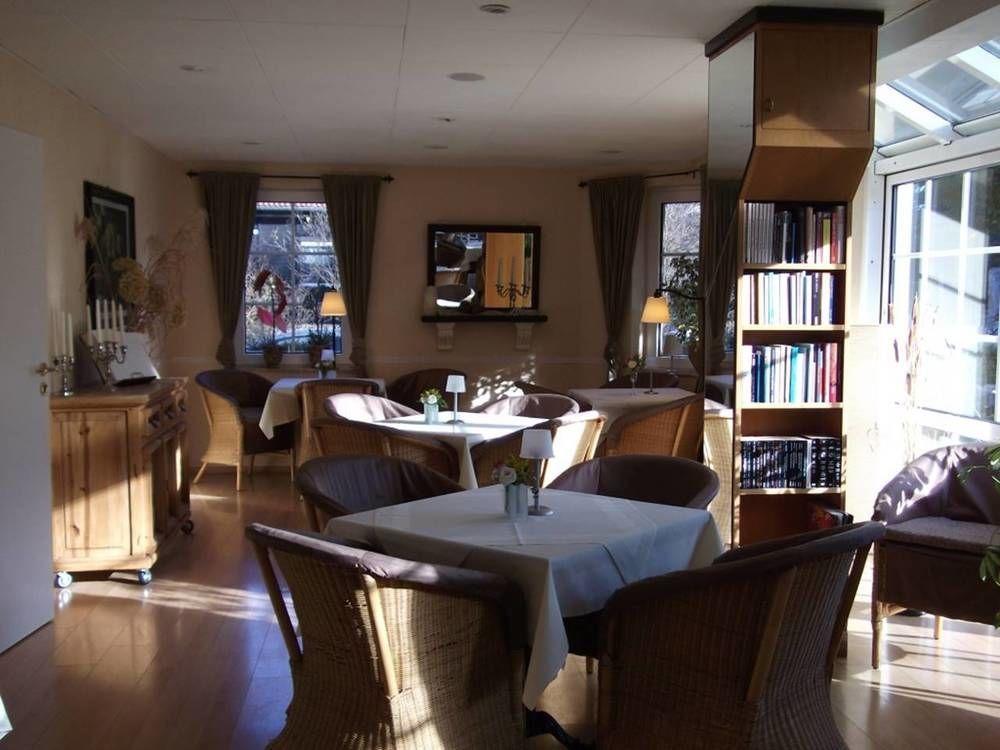 Pension & Cafe Am Kraehenberg Хале Екстериор снимка