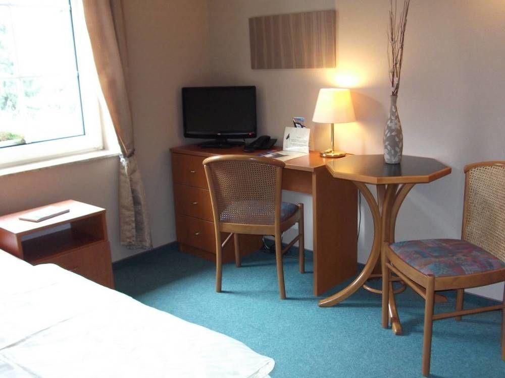 Pension & Cafe Am Kraehenberg Хале Екстериор снимка