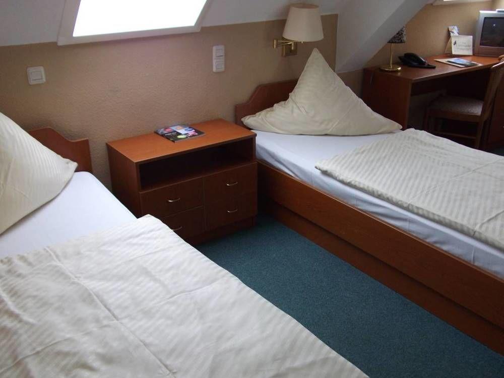 Pension & Cafe Am Kraehenberg Хале Екстериор снимка