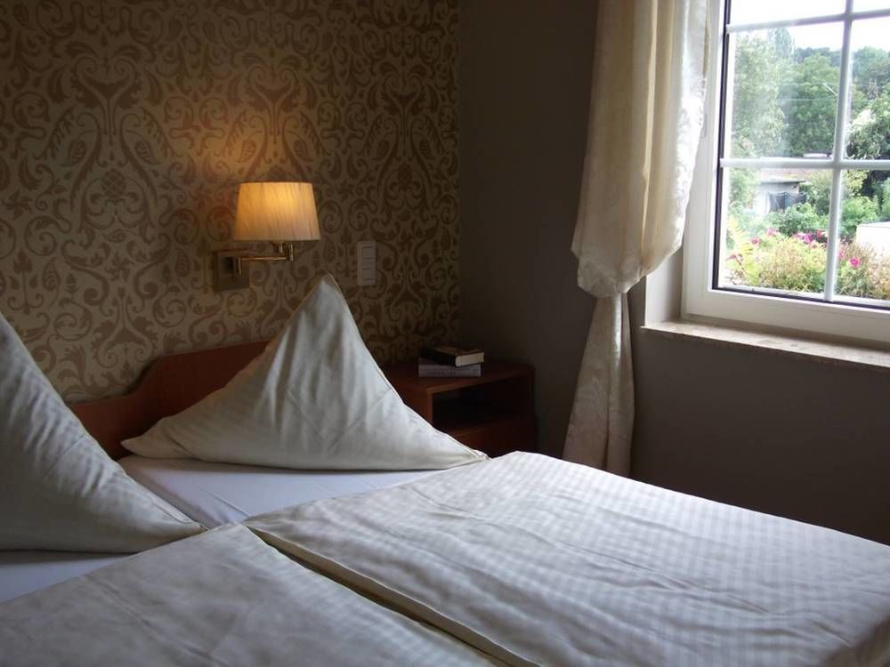 Pension & Cafe Am Kraehenberg Хале Екстериор снимка