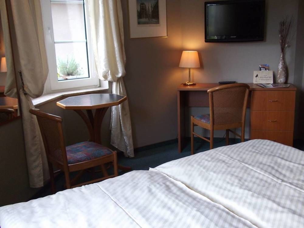 Pension & Cafe Am Kraehenberg Хале Екстериор снимка