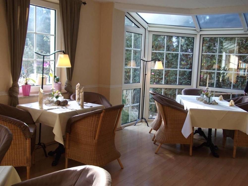 Pension & Cafe Am Kraehenberg Хале Екстериор снимка