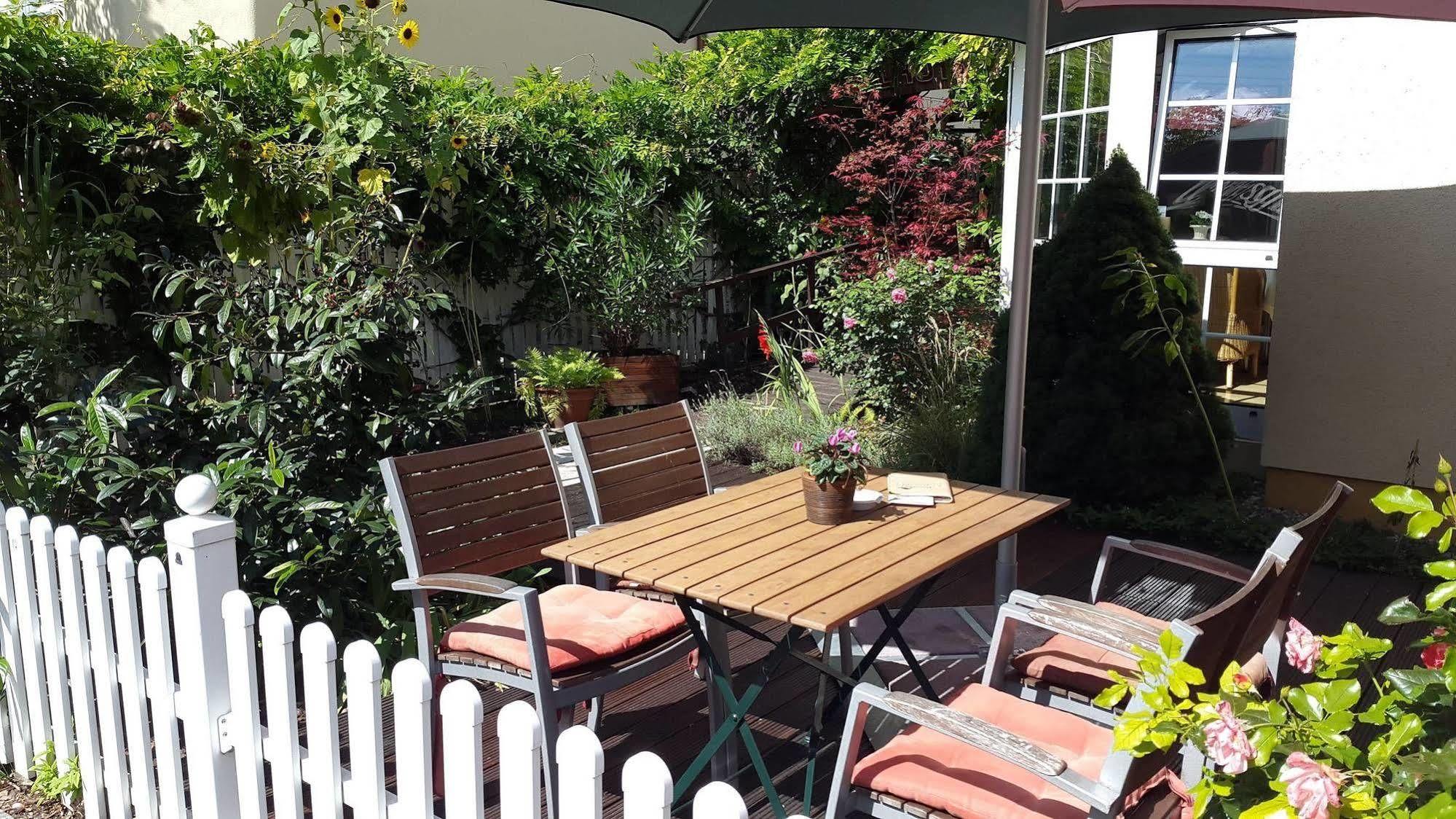 Pension & Cafe Am Kraehenberg Хале Екстериор снимка