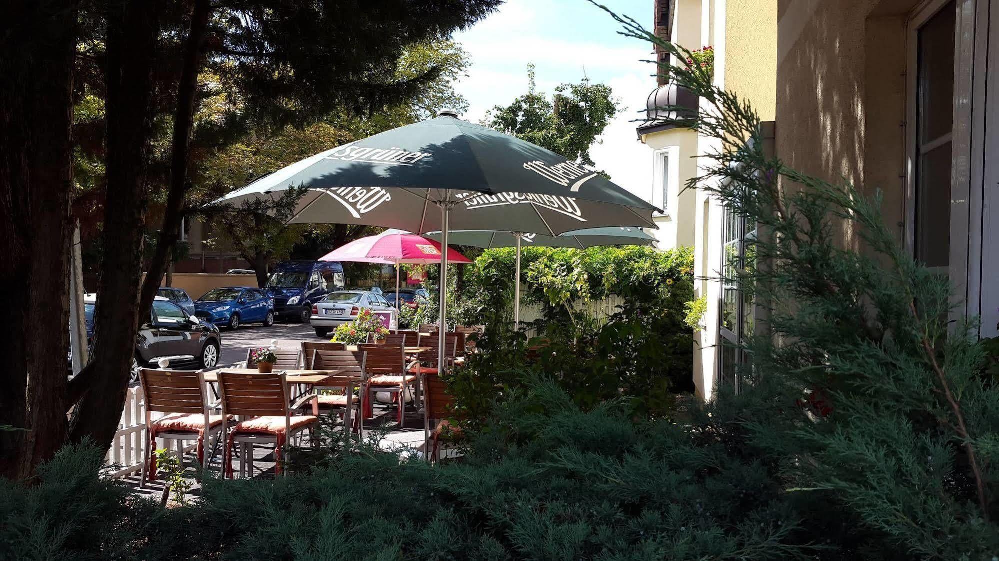 Pension & Cafe Am Kraehenberg Хале Екстериор снимка